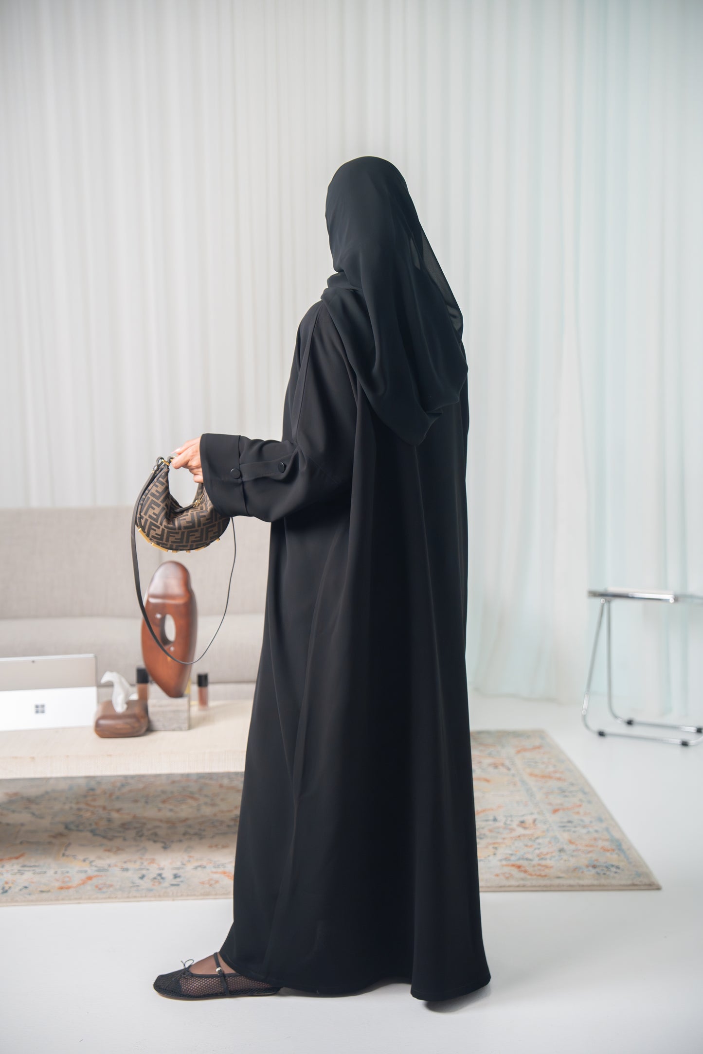 Sahar Abaya – Refined Minimalism in Crepe Cuba
