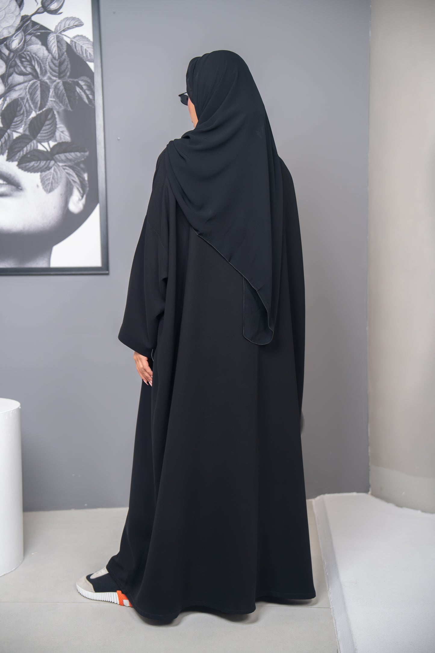 Nouran Abaya – Structured Grace in Crepe Cuba