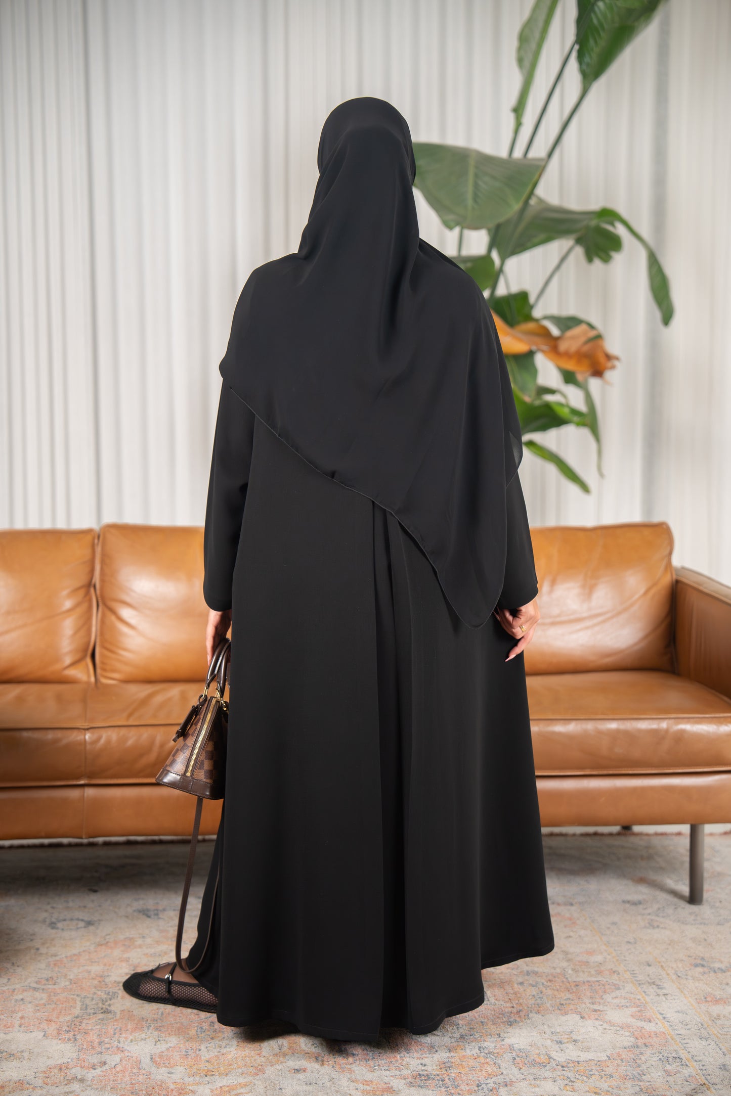 Dana Abaya – Bold Simplicity in Crepe Cuba